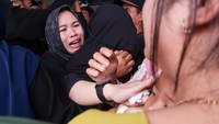 Menurut data sementara, Timsar gabungan telah menemukan 14 orang korban selamat dari total manifest berisi 53 penumpang dan 12 kru kapal. Upaya pencarian korban lain masih terus dilakukan hingga Kamis malam, dengan melibatkan kapal Basarnas dan penyelam untuk menyisir area di sekitar lokasi tenggelamnya kapal. ANTARA FOTO/Budi Candra Setya