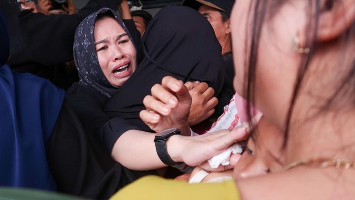 Keluarga menangis setelah mendengar saudaranya selamat dari tenggelamnya KMP Tunu Pratama Jaya di posko pengaduan di Pelabuhan Ketapang, Banyuwangi, Jawa Timur, Kamis (3/7/2025). Timsar gabungan berhasil menemukan 14 korban selamat dari total manifest sebanyak 53 penumpang dan 12 kru kapal. ANTARA FOTO/Budi Candra Setya