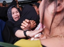 Tangis Pecah! Keluarga Korban KMP Tunu Pratama Jaya Padati Pelabuhan Ketapang