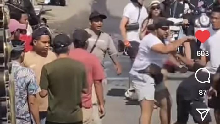 Tangkapan layar video keributan yang melibatkan tiga WNA dengan warga lokal di Nusa Penida, Klungkung, Bali, viral di media sosial. (Instagram infonusapenidaterkini)