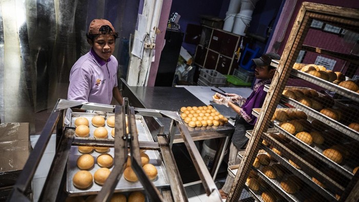 UMKM Lega, PPh 0,5 Persen Diperpanjang sampai Akhir 2025 Pekerja mengemas roti di industri rumahan Super Roti, Gayamsari, Semarang, Jawa Tengah, Kamis (3/7/2025). Pemerintah memperpanjang masa berlaku Pajak Penghasilan (PPh) final 0,5 persen untuk UMKM beromzet Rp500 juta hingga Rp4,8 miliar per tahun hingga akhir 2025. ANTARA FOTO/Aprillio Akbar