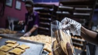 Kabar ini disambut lega oleh para pelaku usaha rumahan, salah satunya industri roti Super Roti di kawasan Gayamsari, Semarang, Jawa Tengah. Para pekerja di industri tersebut tetap dapat berproduksi tanpa terbebani tarif pajak yang lebih tinggi, sehingga mampu menjaga stabilitas usaha mereka di tengah tantangan ekonomi. ANTARA FOTO/Aprillio Akbar