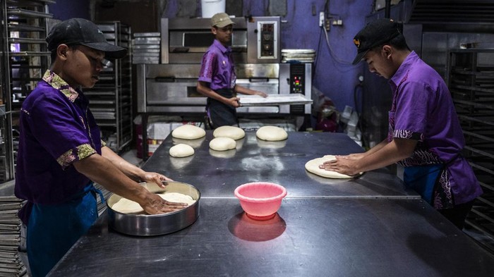 Pekerja mengemas roti di industri rumahan Super Roti, Gayamsari, Semarang, Jawa Tengah, Kamis (3/7/2025). Pemerintah memperpanjang masa berlaku Pajak Penghasilan (PPh) final 0,5 persen untuk UMKM beromzet Rp500 juta hingga Rp4,8 miliar per tahun hingga akhir 2025. ANTARA FOTO/Aprillio Akbar