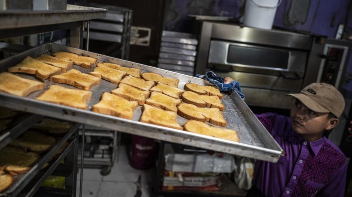 Pekerja mengemas roti di industri rumahan Super Roti, Gayamsari, Semarang, Jawa Tengah, Kamis (3/7/2025). Pemerintah memperpanjang masa berlaku Pajak Penghasilan (PPh) final 0,5 persen untuk UMKM beromzet Rp500 juta hingga Rp4,8 miliar per tahun hingga akhir 2025. ANTARA FOTO/Aprillio Akbar