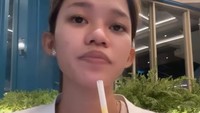 Ummi juga pernah mengunjungi restoran bernama Monsieur Spoon. Saat itu, Ummi menikmati segelas smoothies mangga campur buah naga. Foto: Instagram/@ummi_quary