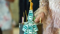 Kue unik itu berupa kue tingkat dua dengan dekorasi bentuk keran yang tampak mengeluarkan lembaran uang dollar. Momen ini dibagikan ketika Ummi merayakan ulang tahun ke-24. Foto: Instagram/@ummi_quary