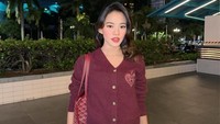 Ummi Quary sering berbagi penampilan keren melalui unggahan foto dan video pada akun Instagram miliknya @ummi_quary. Salah satunya adalah foto OOTD (Outfit of The Day) di Plaza Senayan. Foto: Instagram/@ummi_quary