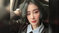 Uut Permatasari melakukan facelift karena lelah tarik benang terus. Kalau tarik benang tuh sakit juga, lelah juga, karena 4 bulan tuh kendor lagi. Terus ya sudah facelift, necklift, dikencengin semua. Sakit gak ngerasain lagi sampai hari ini. Langsung saya happy, tuturnya. (Foto: dok Instagram uutpermatasari)