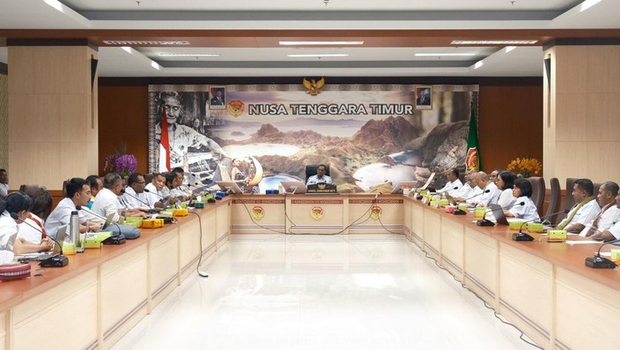 Wagub NTT Johni Asadoma saat memimpin rapat bersama kepala sekolah SMA, SMK dan madrasah di Kota Kupang di ruang rapat Kantor Gubernur NTT, Kamis (3/7/2025).