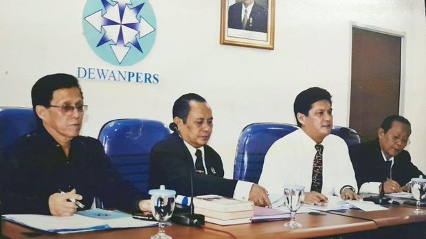 Wakil Ketua Dewan Pers, Totok Suryanto membagikan foto momen kenangan ketika menjadi narasumber berbareng Almarhum Wina Armada dan Almarhum Sabam Leo Batubara saat sama-sama di Dewan Pers (dok Istimewa)
