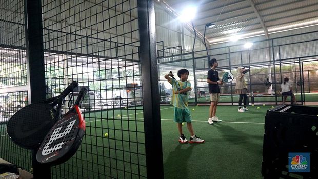 Warga bermain padel yaitu olahraga yang memadukan elemen tenis dan squash di Padel Arena Jakarta, Jakarta, Kamis (03/7/2025). (CNBC Indonesia/Muhammad Sabki)