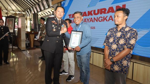 Warga dan jurnalis yang mendapatkan penghargaan dari Polres Magetan di HUT ke-79 Bhayangkara.