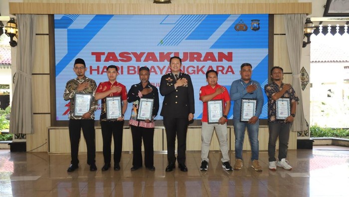 Warga dan jurnalis yang mendapatkan penghargaan dari Polres Magetan di HUT ke-79 Bhayangkara.