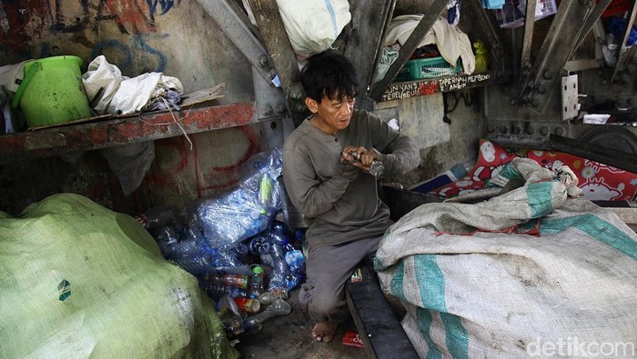 Wendi, memulung botol plastik bekas dari kolong jembatan Banjir Kanal Barat di seberang Pasar Rumput, Manggarai, Jakarta Selatan, Kamis (3/6/2025).
