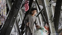 Meski hidup serba kekurangan dan harus mencium bau tak sedap setiap hari, Wendi bersyukur bisa tinggal di kolong jembatan karena merasa lebih aman daripada tidur di emperan toko yang rawan ditertibkan Satpol PP.  