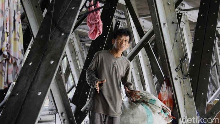 Wendi, memulung botol plastik bekas dari kolong jembatan Banjir Kanal Barat di seberang Pasar Rumput, Manggarai, Jakarta Selatan, Kamis (3/6/2025).