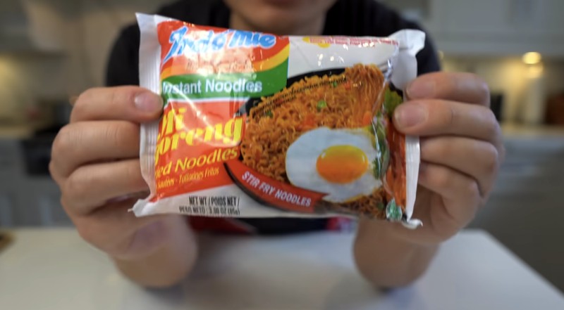 YouTuber Rating 10 Mie Instan Terenak di Dunia,