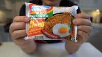 Pertama, Kwokspots mencicipi Indomie mie goreng. Ia memberi nilai 8,7 untuk keseluruhan. YouTuber yang tinggal di Kanada ini bilang Indomie enak dengan jejak rasa bawang putih dan agak manis. Foto: YouTube Kwokspots