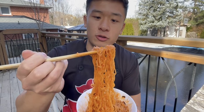 YouTuber Rating 10 Mie Instan Terenak di Dunia YouTuber Rating 10 Mie Instan Terenak di Dunia,