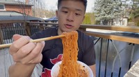 Selanjutnya, Kwokspots mencoba Bibimen asal Korea Selatan. Ia memberi nilai 8 untuk mie instan dengan rasa agak pedas ini. Menurutnya lebih enak jika mie ini disajikan dingin. Foto: YouTube Kwokspots