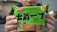 Kwokspots mencoba mie instan kuah merek Nissin dengan varian rasa ayam yang sering ia nikmati di Kanada. Ia memberi nilai 8,2 dengan deskripsi rasa yang mengingatkan akan masa kecilnya. Foto: YouTube Kwokspots