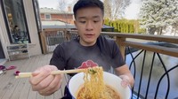 Lanjut urutan 4, Kwokspots mencoba mie instan Nongshim varian Neoguri. Rasanya adalah seafood pedas. Ia memberi nilai 8,8. Rasa seafood-nya disebut enak, mirip kerang. Foto: YouTube Kwokspots