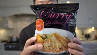 Curry La Mien keluaran Prima Taste, Singapura menjadi varian lain yang dicicipi YouTuber berdarah Hong Kong ini. Nilainya 7,5 dengan keistimewaan kuah kental dan creamy, serta mie yang kenyal. Namun harganya yang mahal jadi kekurangan. Foto: YouTube Kwokspots