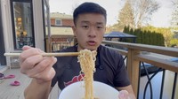 Selanjutnya, Kwokspots mencoba mie instan Mama kuah rasa tom yum udang. Ia memberi nilai 8,6. Rasa asamnya disebut nikmat dengan tekstur mie tipis memuaskan selera. Foto: YouTube Kwokspots
