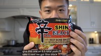 Untuk urutan ke-7, Kwokspots mencoba Shin Black ramen keluaran Nongshim, degan kaldu tulang sapi. Nilai yang diberikan 9, merupakan nilai tertinggi dari Kwokspots. Ia bilang, Mienya kenyal, supnya kental dan rasanya kaya sekali. Foto: YouTube Kwokspots
