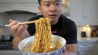 Jah Jan Mien diberi nilai 8,2 oleh Kwokspots. Varian mie instan ini dibuat dengan versi kuah terpisah. Ia lebih suka mencelup mie goreng ke kuah kaldu sebelum menyeruputnya. Foto: YouTube Kwokspots