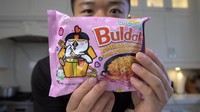 Buldak Carbonara berhasil mendapat nilai 8,9 dari Kwokspots. Mie instan favorit favorit banyak orang ini disebut Kwokspots punya paduan rasa pas antara pedas, gurih keju, dan manis. Foto: YouTube Kwokspots