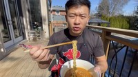 Terakhir, Kwokspots mencicipi Jin Ramen. Ia juga memberi nilai 8,9 karena rasanya sangat nikmat dengan tekstur mie yang pas. Foto: YouTube Kwokspots