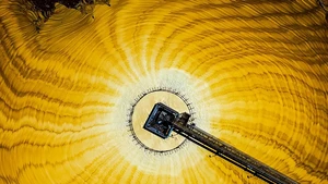 Pemandangan garam yang tampak seperti mata kuning dari udara ini ada di wilayah Coral Coast, Australia Barat. Foto: Daniela Tommasi/ The Inaugural International Aerial Photographer of the Year