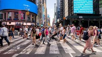 New York City bangkit pascapandemi dengan lonjakan pariwisata, investasi, dan pembangunan besar. Dari bandara baru hingga hotel mewah dan proyek ramah lingkungan, kota ini memperkuat posisinya sebagai pusat bisnis, budaya, dan inovasi global yang terus tumbuh dan bertransformasi. Getty Images/Craig T Fruchtman