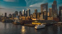 Seattle terus mencetak prestasi besar lewat revitalisasi kota, ekspansi teknologi, dan lonjakan wisata. Proyek infrastruktur seperti Overlook Walk, perluasan jaringan transit, dan terminal kapal modern mendorong mobilitas dan ekonomi lokal. Dengan 40 juta pengunjung pada 2024, serta lonjakan investasi properti dan teknologi, Seattle menegaskan diri sebagai kota masa depan Amerika. Getty Images/Joe Sohm/Visions of America