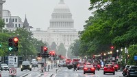 Washington, D.C. kini berkembang pesat tak hanya sebagai pusat politik, tapi juga sebagai destinasi budaya, bisnis, dan hunian. Dengan museum kelas dunia, pertumbuhan jumlah pengunjung, investasi real estate besar seperti The Wharf, dan lonjakan proyek hotel baru, kota ini menunjukkan daya tarik yang melampaui peran tradisionalnya. Infrastruktur, kualitas hidup tinggi, dan kekuatan ekonomi berbasis pengetahuan menjadikan D.C. kota yang makin beragam, modern, dan layak dilirik untuk investasi jangka panjang. Getty Images/NurPhoto/STR