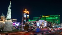 Las Vegas kembali bersinar dengan 41,7 juta pengunjung pada 2024 dan belanja wisata yang melonjak. Proyek besar seperti stadion MLB pertama di Strip, Sphere, dan kereta cepat Brightline West mengubah wajah kota. Downtown tumbuh lewat properti mewah dan retail kelas dunia, sementara investasi miliaran dolar dari Google dan lainnya menjadikan Vegas bukan cuma kota hiburan, tapi juga pusat inovasi dan pertumbuhan ekonomi. Getty Images/AaronP/Bauer-Griffin