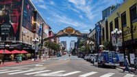 San Diego makin bersinar dengan kombinasi cuaca cerah, pantai indah, dan lonjakan investasi di sektor biotech. Proyek besar seperti bandara baru dan pelabuhan Otay Mesa memperkuat daya saing kota. Predikat World Design Capital 2024 dan transformasi pusat kota menjadikan San Diego kota yang inovatif, sehat, dan nyaman untuk ditinggali. Getty Images/Daniel Knighton