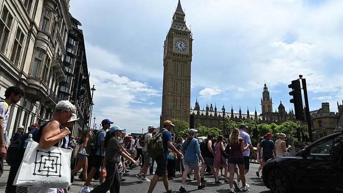10 Kota Terbaik yang Wajib Dikunjungi Kalo Mau ke Eropa LONDON, UNITED KINGDOM - JULY 1: People are seen wearing caps and holding umbrellas at street near Big Ben in London, United Kingdom on July 1, 2025. The Met Office, weather forecasts for the UK, stated that temperatures could reach 35 degrees Celsius in different parts of the country. (Photo by Rasid Necati Aslim/Anadolu via Getty Images)