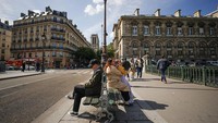 Paris tampil sebagai kota paling progresif di Eropa dengan transformasi pasca-pandemi yang nyata, mulai dari perluasan jalur sepeda dan area pejalan kaki, hingga proyek metro terbesar di Eropa, Grand Paris Express. Didukung kesuksesan Olimpiade 2024, pertumbuhan sektor pariwisata dan kuliner, serta investasi besar di teknologi dan infrastruktur, Paris menegaskan diri sebagai pusat inovasi, budaya, dan keberlanjutan global, meski tetap menghadapi tantangan sosial dan ekonomi. Getty Images/Esra Hacioglu Karakaya