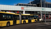 Berlin terus berkembang sebagai pusat budaya, teknologi, dan inovasi Eropa. Dikenal dengan keberagaman dan kehidupan malamnya, kota ini juga unggul dalam infrastruktur budaya seperti museum, tempat pertunjukan mutakhir seperti Reethaus, dan proyek restorasi Sungai Spree. Ekonominya tumbuh pesat dengan ribuan startup, investasi besar di bidang teknologi dan data center, serta peran strategis dalam keamanan dan pertahanan Eropa. Dengan semangat inklusif dan berkelanjutan, Berlin menjelma jadi kota masa depan yang tangguh, kreatif, dan visioner. Emmanuele Contini/Getty Images