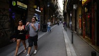 Barcelona makin bersinar di 2025 dengan hampir rampungnya Sagrada Familia, proyek pedestrian ramah lingkungan, dan lonjakan investasi asing dari sektor teknologi hingga real estat. Meski berganti kepemimpinan ke wali kota pro-mobil, kota ini tetap berkomitmen pada pembangunan hijau seperti Green Axis dan pengendalian wisata lewat aturan ketat sewa jangka pendek. Daya tarik budaya, cuaca ideal, dan ekosistem bisnis yang tumbuh pesat menjadikan Barcelona sebagai kota paling layak dikunjungi dan dihuni di Eropa. Getty Images/Jorge Mantilla