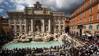 Roma memikat dunia lewat perpaduan sejarah hidup dan transformasi modern. Penemuan arkeologis terbaru, renovasi ikon seperti Air Mancur Trevi, dan perayaan Jubilee 2025 menarik jutaan pengunjung. Di luar wisata, Roma menempati peringkat tinggi dalam indeks kenyamanan dan daya tarik, didukung pertumbuhan sektor perhotelan mewah seperti Six Senses dan Bulgari Roma. Kota ini tak hanya mempertahankan warisannya, tapi juga terus berkembang sebagai salah satu destinasi paling dicintai dan layak huni di Eropa. Getty Images/Jakub Porzycki