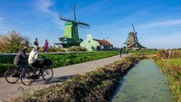 Di bawah kepemimpinan Wali Kota Femke Halsema, Amsterdam mengubah citranya dari kota pesta menjadi destinasi berkelanjutan dan inklusif. Kebijakan baru seperti larangan ganja di ruang publik dan pembatasan jam operasional pusat kota menyeimbangkan kenyamanan warga dan wisatawan. Getty Images/Nicolas Economou