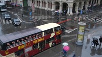 Vienna tampil sebagai kota kecil dengan ambisi besar, memimpin dalam keberlanjutan urban lewat target netral karbon 2040 dan 60% warganya tinggal di hunian bersubsidi. Kota ini gencar membangun infrastruktur sepeda, pusat budaya baru seperti House of Strauss, dan proyek urban besar seperti North Station senilai €1,2 miliar.  Getty Images/Kaveh Kazemi