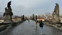 Praha bangkit pasca-pandemi dengan ruang publik yang hidup, sektor pariwisata yang pulih, dan investasi hotel mewah. Biaya hidup terjangkau dan pesona historis menjadikannya salah satu kota paling menarik dan layak huni di Eropa. Getty Images/Bozhan Memis