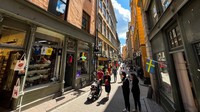 Stockholm memadukan keindahan alam, sejarah inovatif, dan visi berkelanjutan, menjadikannya kota terdepan di Skandinavia. Dari arsitektur di 14 pulaunya hingga proyek Stockholm Wood City—kawasan kayu terbesar di dunia—kota ini memimpin dalam urbanisme hijau. Dikenal sebagai pusat kelahiran Spotify dan Skype, Stockholm juga unggul dalam partisipasi tenaga kerja dan ekosistem bisnis, menjadikannya magnet bagi talenta global yang mencari kota progresif, sehat, dan penuh peluang. Getty Images/Pradeep Dambarage