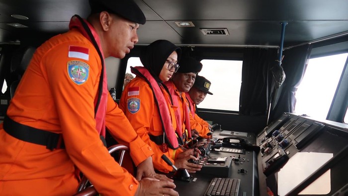 Sejumlah personel Tim SAR gabungan melaksanakan pencarian korban tenggelamnya KMP Tunu Pratama Jaya di Perairan Selat Bali, Jembrana, Bali, Jumat (4/7/2025). Hingga saat ini Tim SAR gabungan telah menemukan sebanyak 30 korban selamat dan 6 korban meninggal sedangkan 29 orang masih dalam pencarian. ANTARA FOTO/Budi Candra Setya/foc.