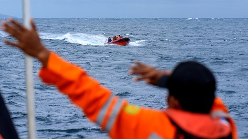 Sejumlah personel Tim SAR gabungan melaksanakan pencarian korban tenggelamnya KMP Tunu Pratama Jaya di Perairan Selat Bali, Jembrana, Bali, Jumat (4/7/2025). Hingga saat ini Tim SAR gabungan telah menemukan sebanyak 30 korban selamat dan 6 korban meninggal sedangkan 29 orang masih dalam pencarian. ANTARA FOTO/Budi Candra Setya/foc.