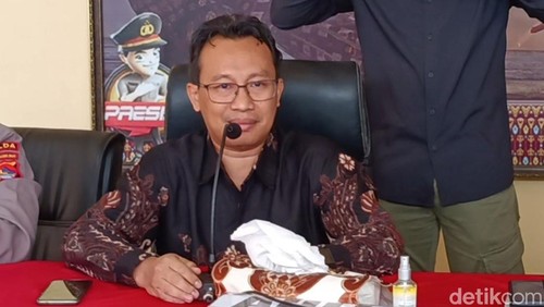 Ahli forensik Universitas Negeri Mataram (Unram), dr. Arfi Syamsun saat memaparkan penyebab kematian Brigadir Nurhadi di Polda NTB, Jumat (4/7/2025).